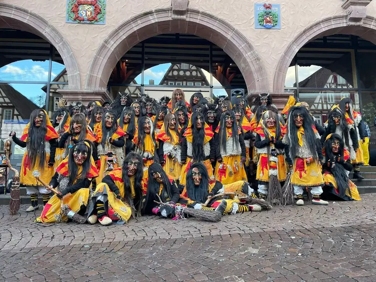 Gruppenbild der Zunft vor dem Calwer Rathaus