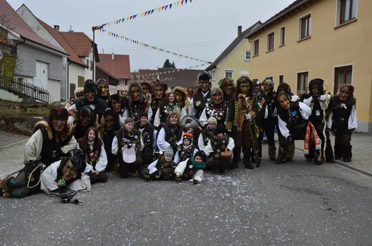 Gruppenfoto der Gnome im Häs auf der Straße