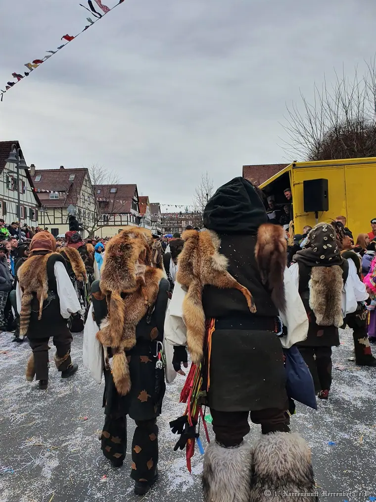 Gnome im Fellhäs beim Umzug in Deckenpfronn 2020