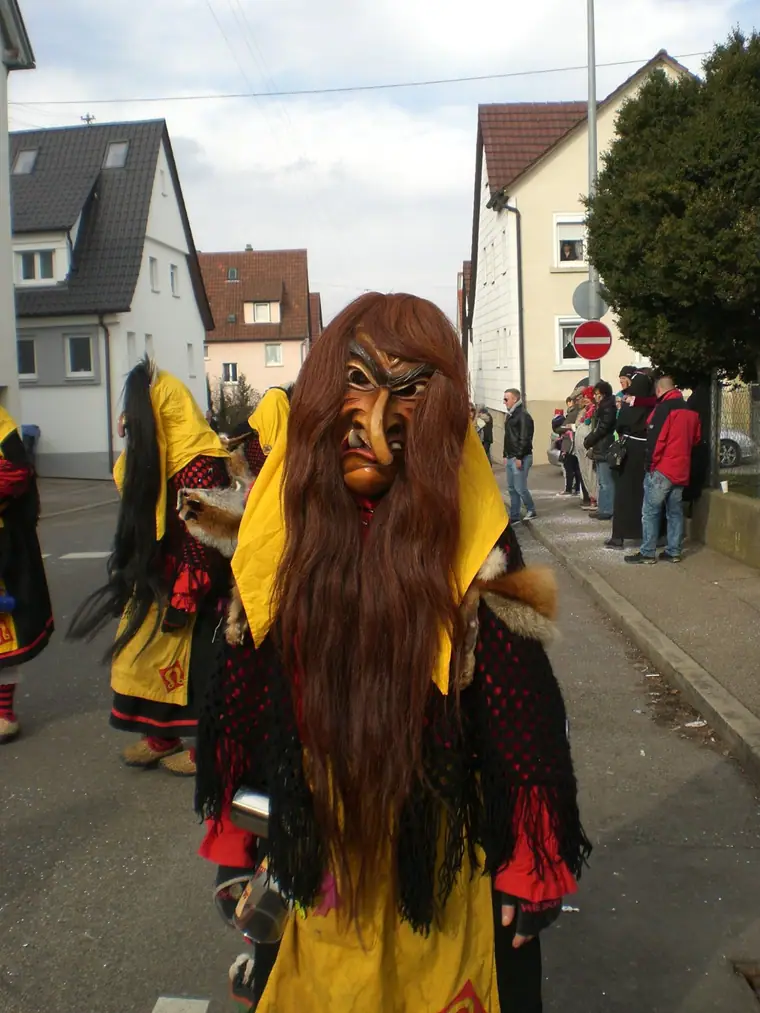 Schönbuch Hex mit langem Haar im Straßenumzug