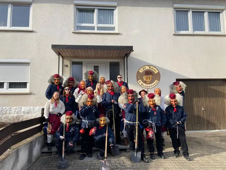 Gruppenbild der Zunft mit Masken