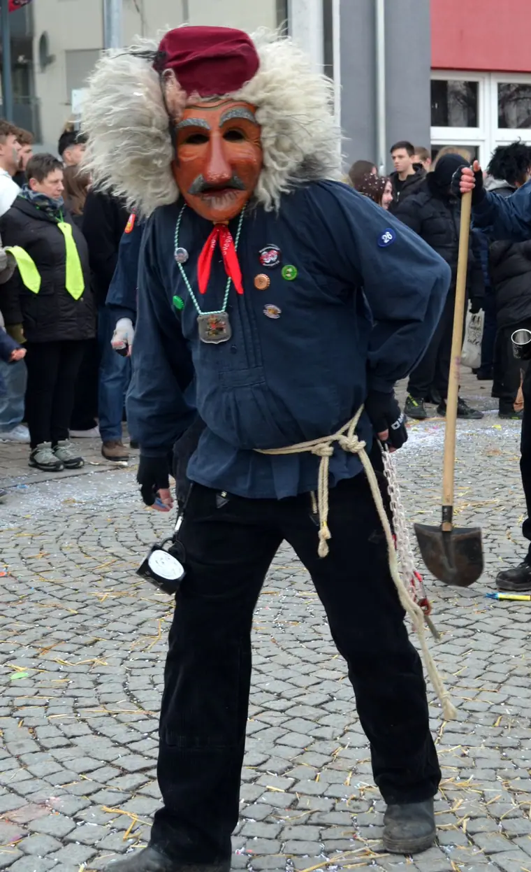 Saadmah mit Schaufel und Strick