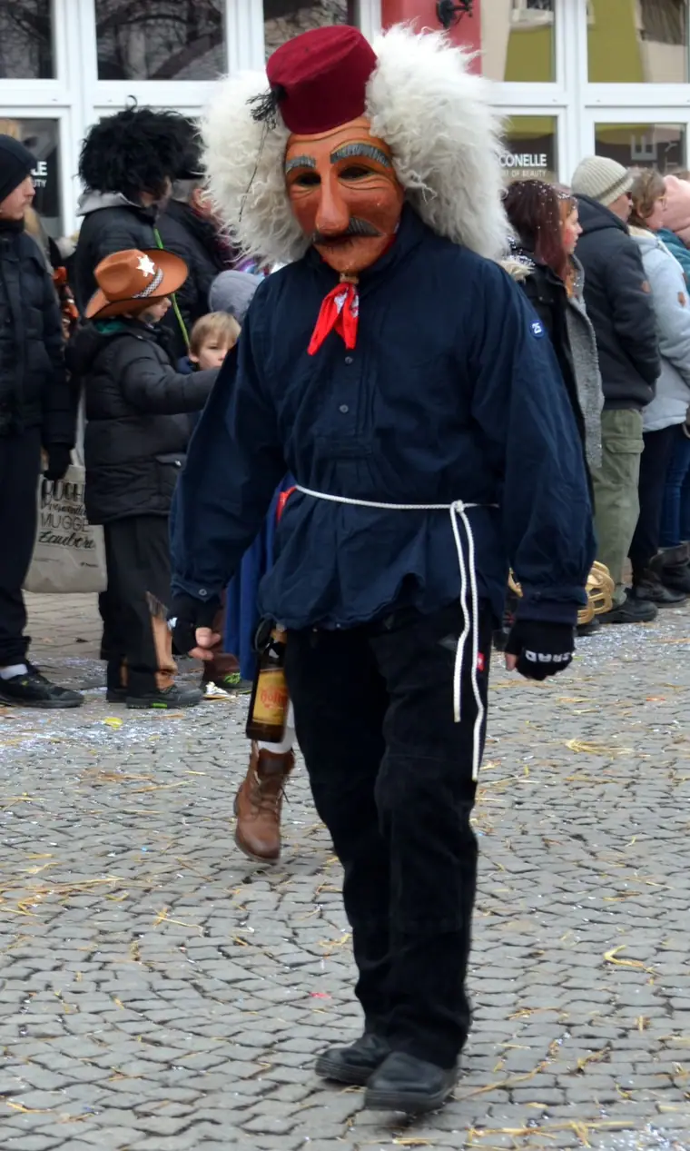 Saadmah mit weißem Haar und roter Kappe
