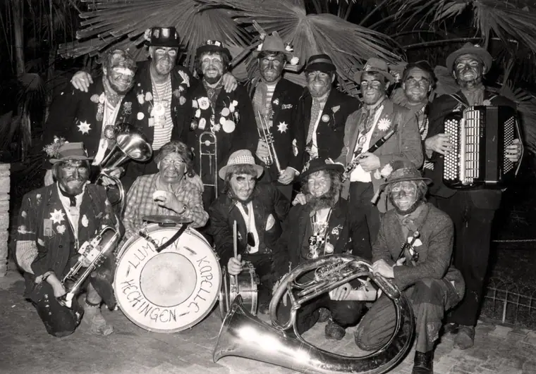 Historisches Schwarzweißfoto der Lumpenmusik