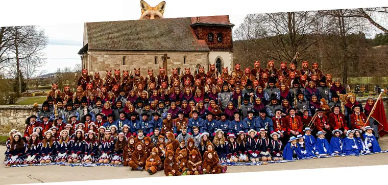 Gruppenbild aller Hästräger und Garden des Aubenger Narraverei
