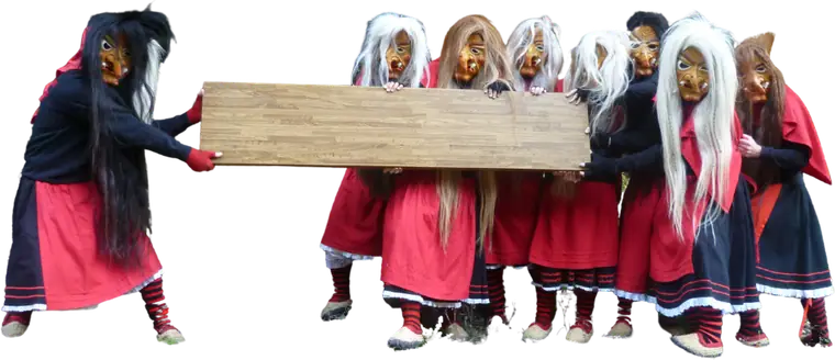 Gruppe der Auentalhexen mit Holzbrett (Freisteller)