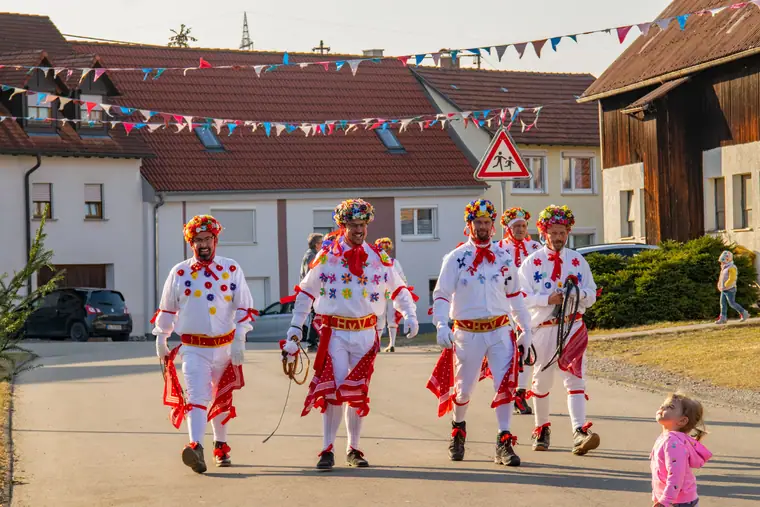 Geißelläufer ziehen peitschenknallend durch die Straßen