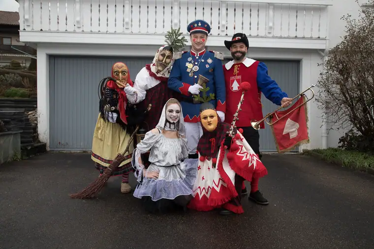 Gruppenbild der Hirrlinger Narrenfiguren mit Fahne