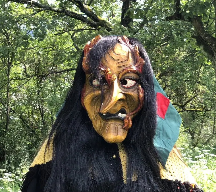 Holzmaske der Feuerhexe mit langem Haar