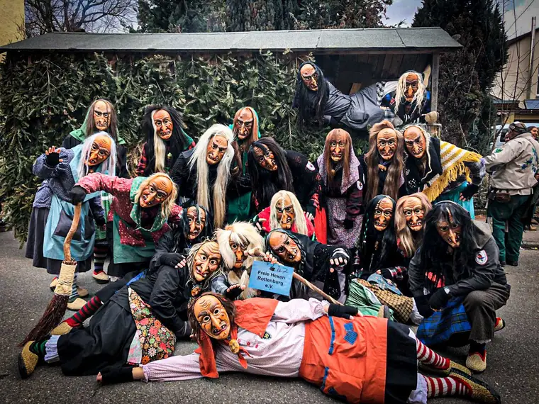 Gruppenfoto der Freien Hexen im Häs