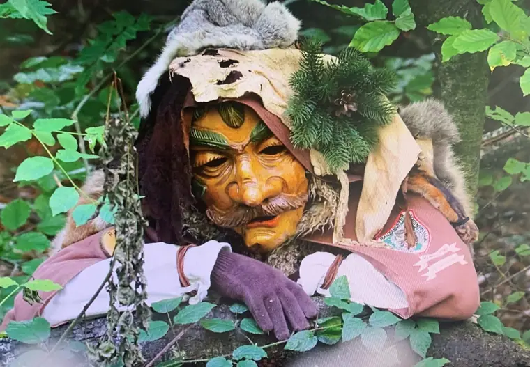 Maske des Ranzabuffers mit Tannenzweigen