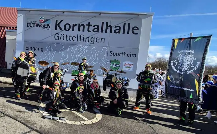 Die Luschdige Bruat im schwarzen Neon-Häs vor der Korntalhalle Göttelfingen