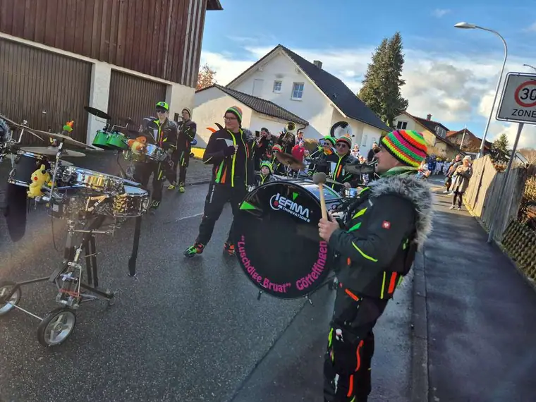 Die Guggenmusik beim Umzug mit großer Trommel