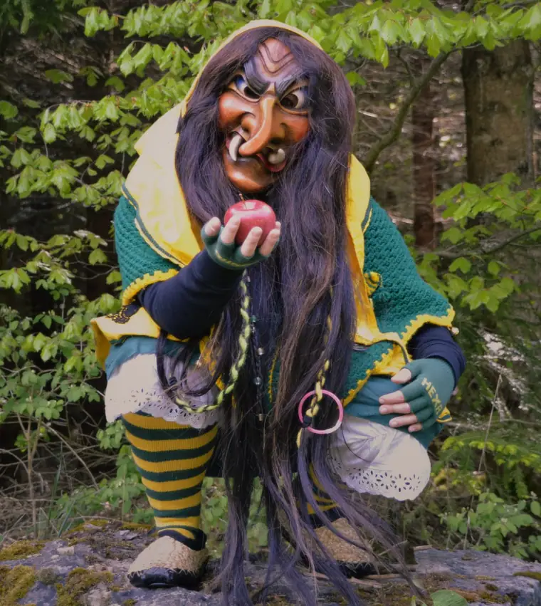 Moschd Hexe mit Maske und langem Haar im Wald