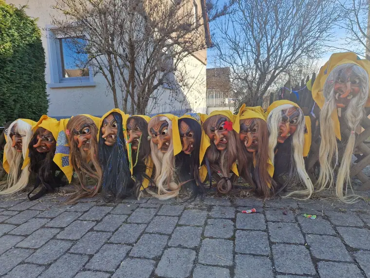 Reihe von Moschd-Hexa-Masken auf einer Mauer
