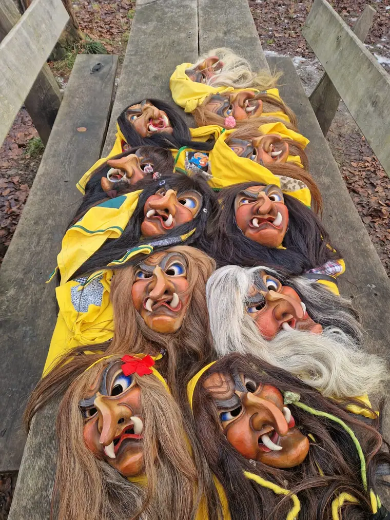Masken der Moschd Hexa auf einer Bierbank