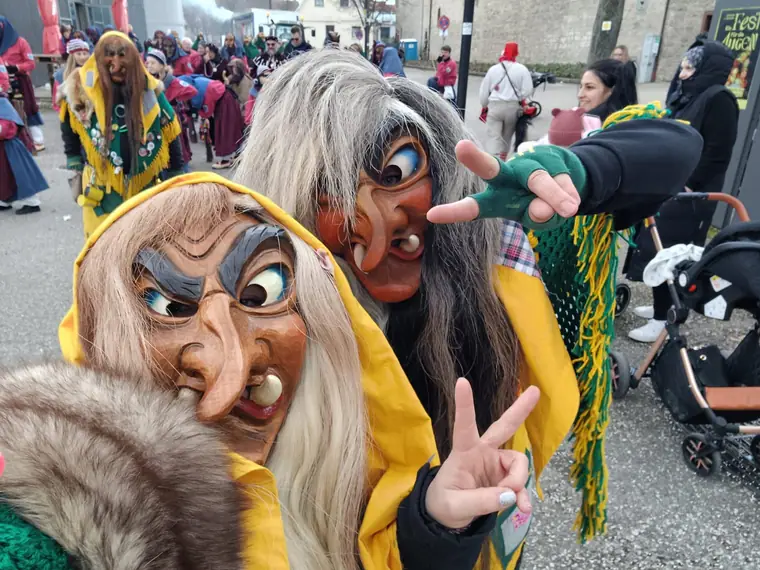 Zwei Moschd Hexen in Nahaufnahme am Umzugsrand