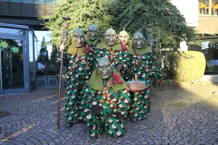 Maskengruppe Hopfe im grün-braunen Fleckenhäs