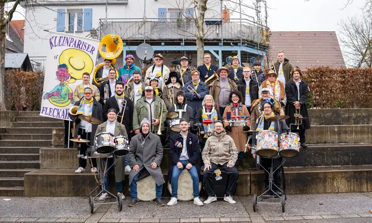 Gruppenfoto der Fleckahuper mit Instrumenten und Banner