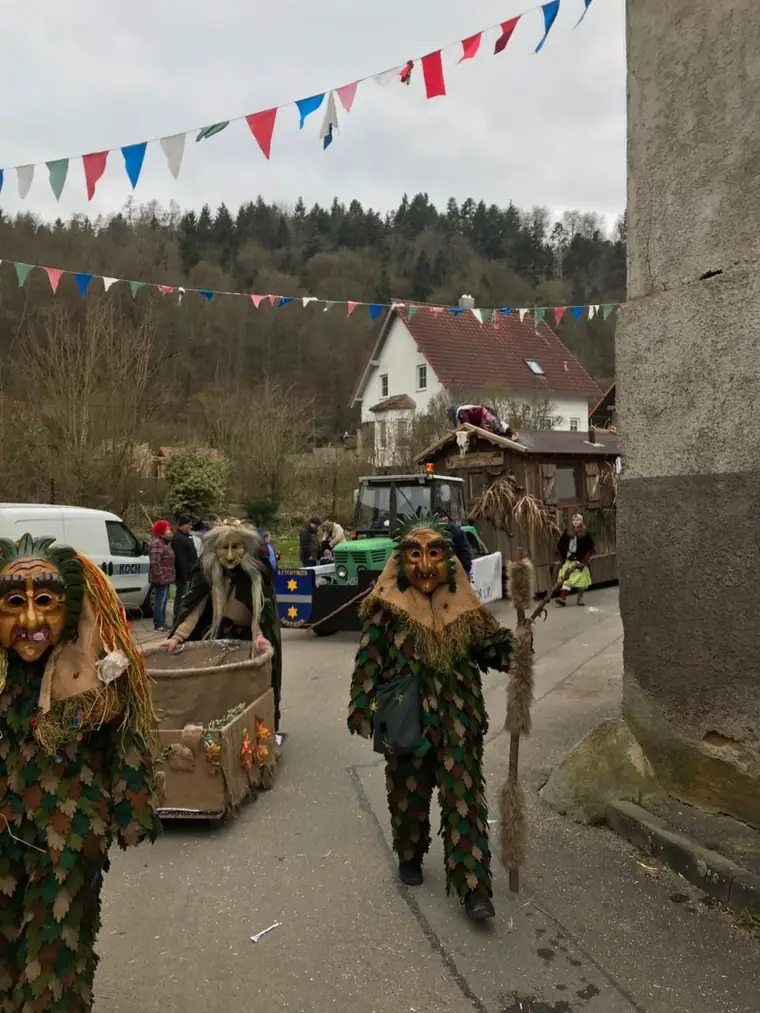 Schmäle-Figuren mit Wagen (2019)