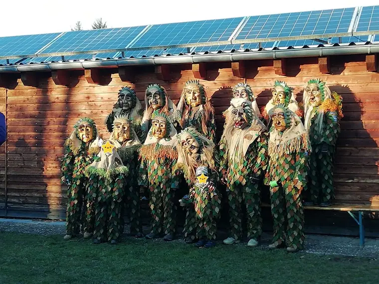 Gruppenbild der Schmäle im grün-braunen Häs