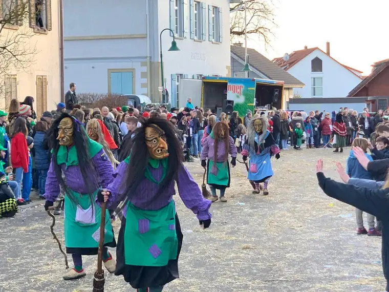 Hexen beim Umzug