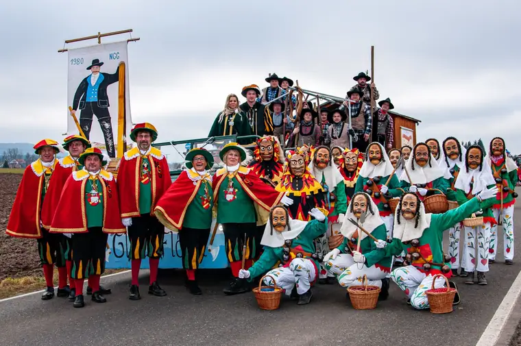 Gruppenbild der Narrengilde mit Gildenrat, Habermarkenstupfern und Pechkneachten