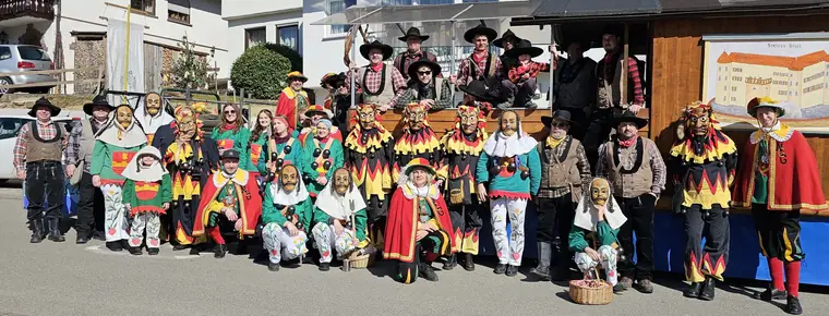 Die Narrengilde mit allen Figuren vor dem Floß