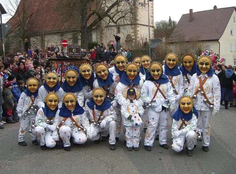 Gruppenbild der Mohopser mit Vollmondmasken beim Umzug