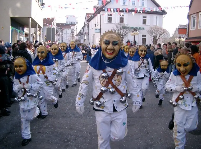 Mohopser mit Schellenriemen beim Umzug
