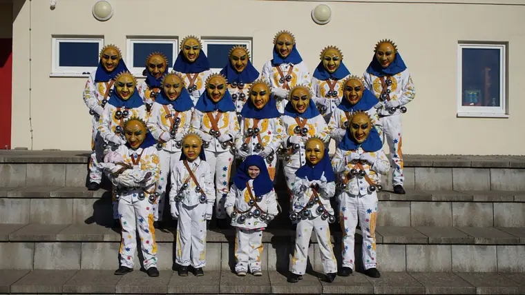 Maskengruppe Mohopser im weißen Sternenhäs
