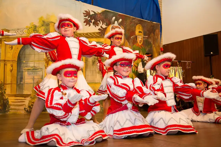 Tanzgarde in rot-weißen Uniformen auf der Bühne