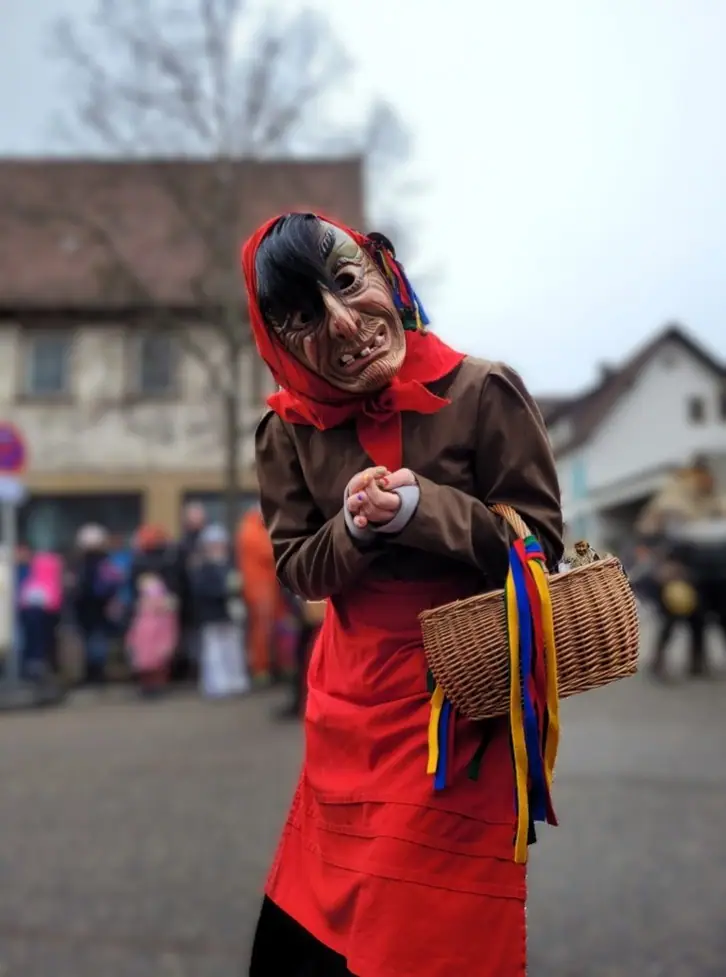Fuxlochweible mit Korb und Holzmaske