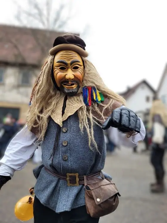 Schurkenfänger mit Mütze und Holzmaske