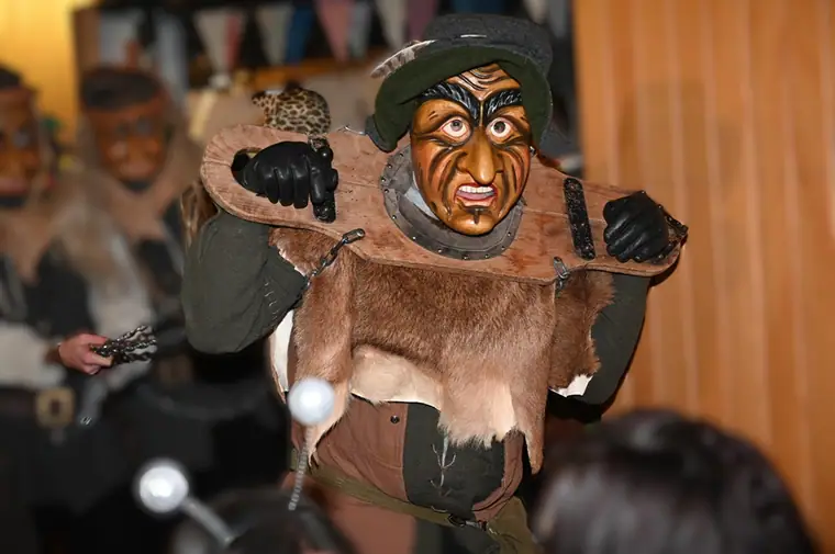 Maskenfigur mit Fellumhang