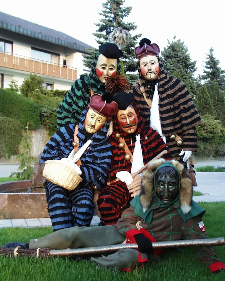 Gruppenbild der Fransenhäs-Figuren mit Feger