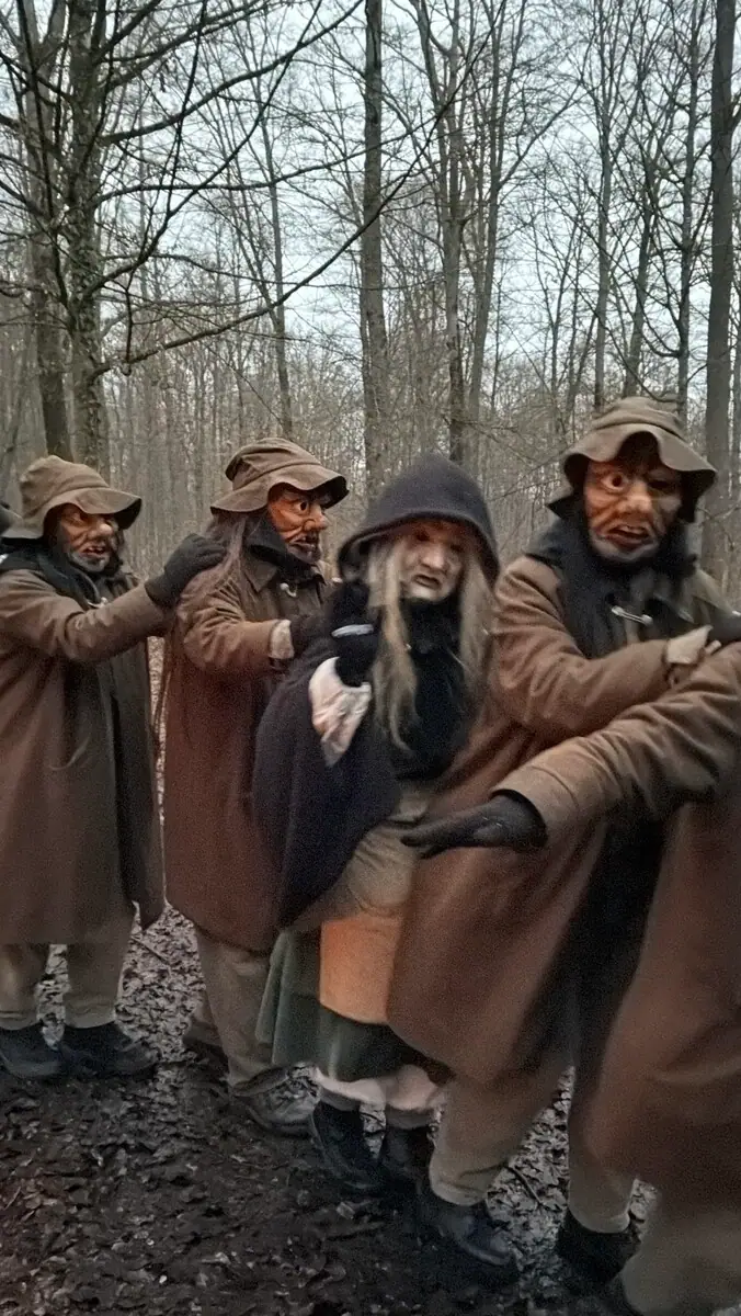 Hannikel-Räuber mit Holzmasken und Mahdich Weible im Ohmenhäuser Wald