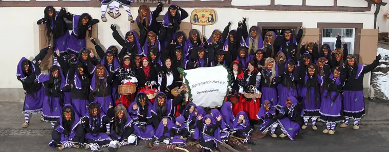 Gruppenbild der Oachwald Hexen mit den Oachwald-Zigeunerinnen und dem Vereinsschild „Narrenverein Hart 2009“