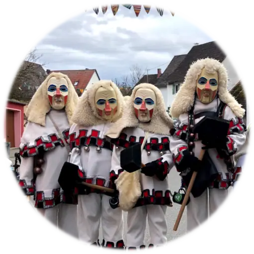 Gruppe Salzschlecker mit Fellhauben und Holzmasken
