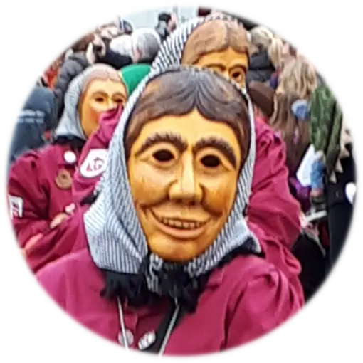 Essenträgerin mit Kopftuch und Holzmaske