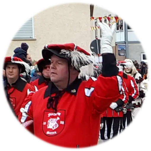 Fanfarenzug in roten Uniformen beim Umzug