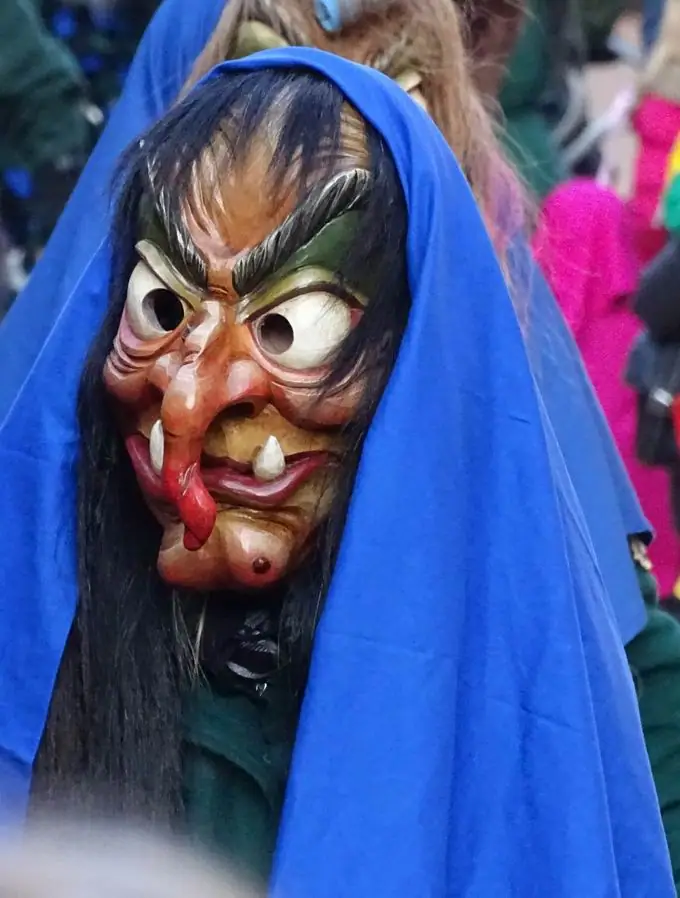 Maske der Glammhoaga Hexa mit blauem Kopftuch