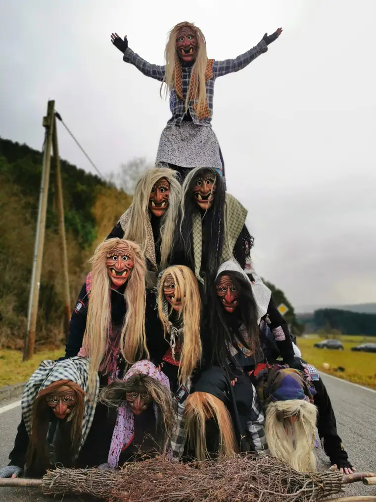 Nahaufnahme: Moia-Käfer- und Hexenmasken