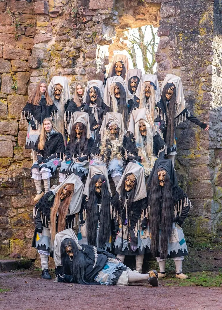 Gruppe der Bronna-Hexa in einer Burgruine