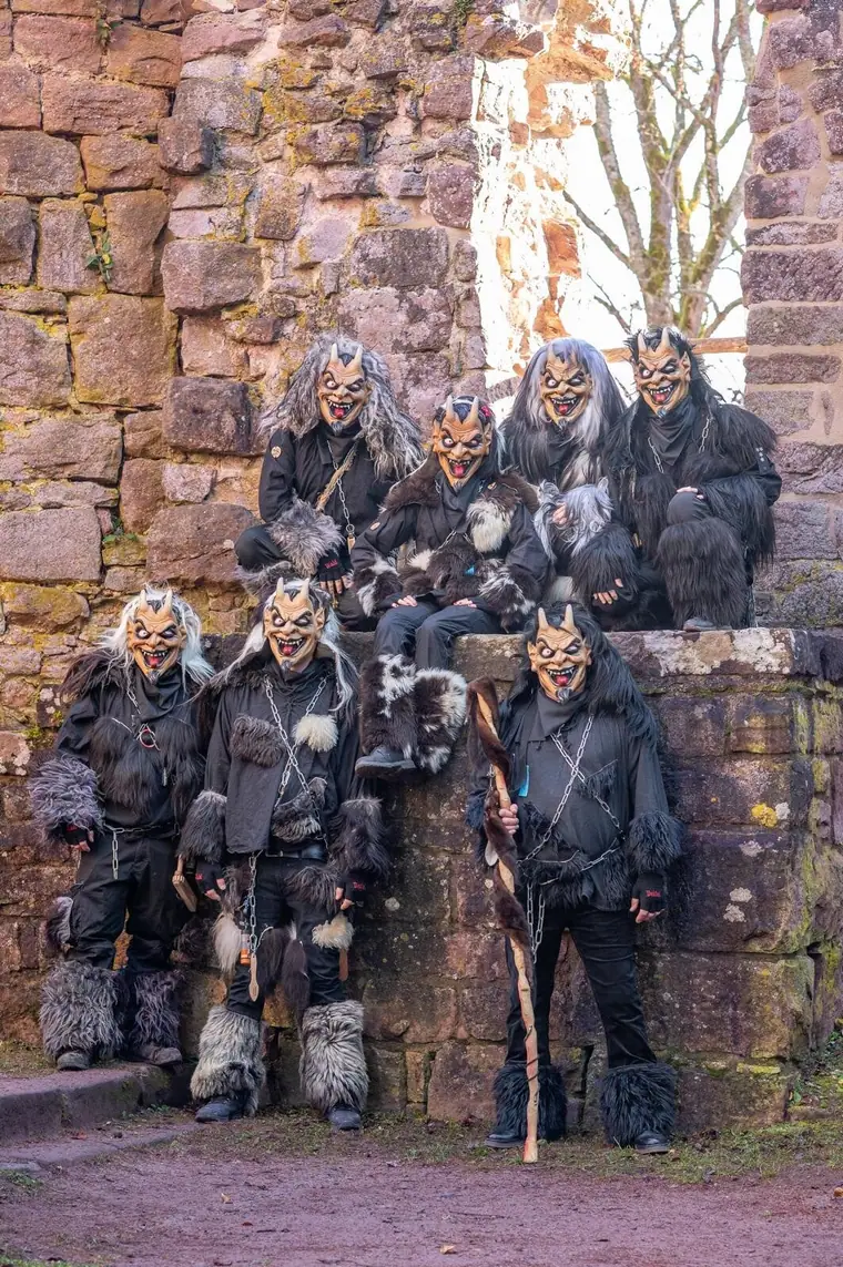 Gruppe der Walddeifel mit Holzmasken