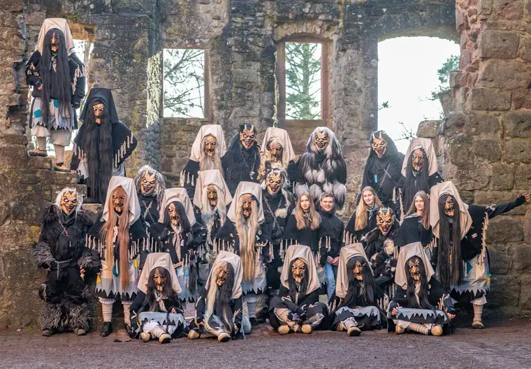 Gruppenbild der Zunft in einer Ruine