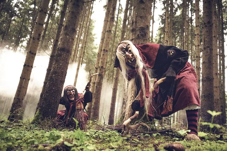 Feuerhexen mit Holzmasken und Rosshaarzöpfen