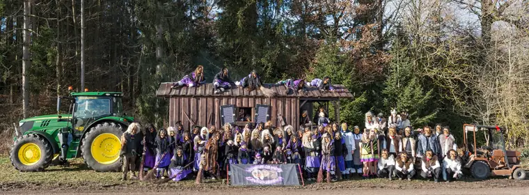 Narrenzunft Bondorf beim Gruppenbild am Wald