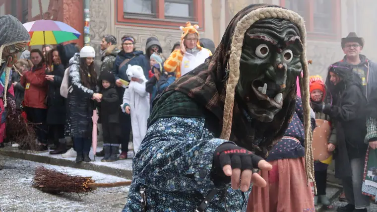 Daal-Hexe mit Holzmaske beim Umzug