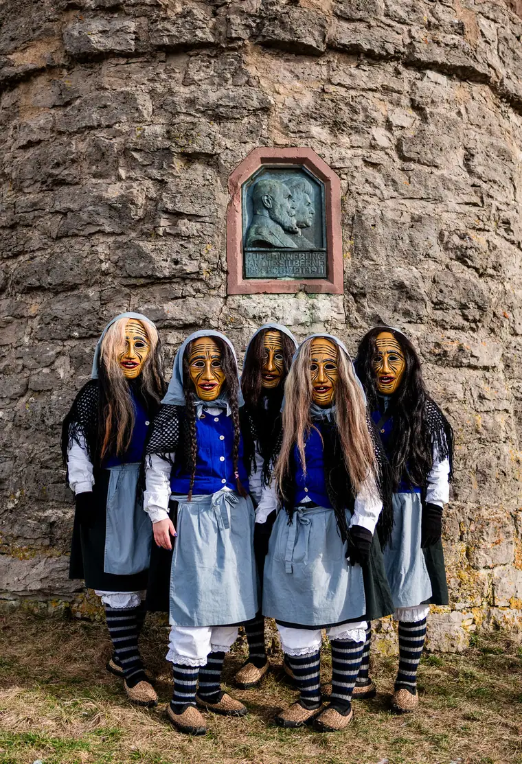 Gruppe der Kräutergreteln mit Holzmasken